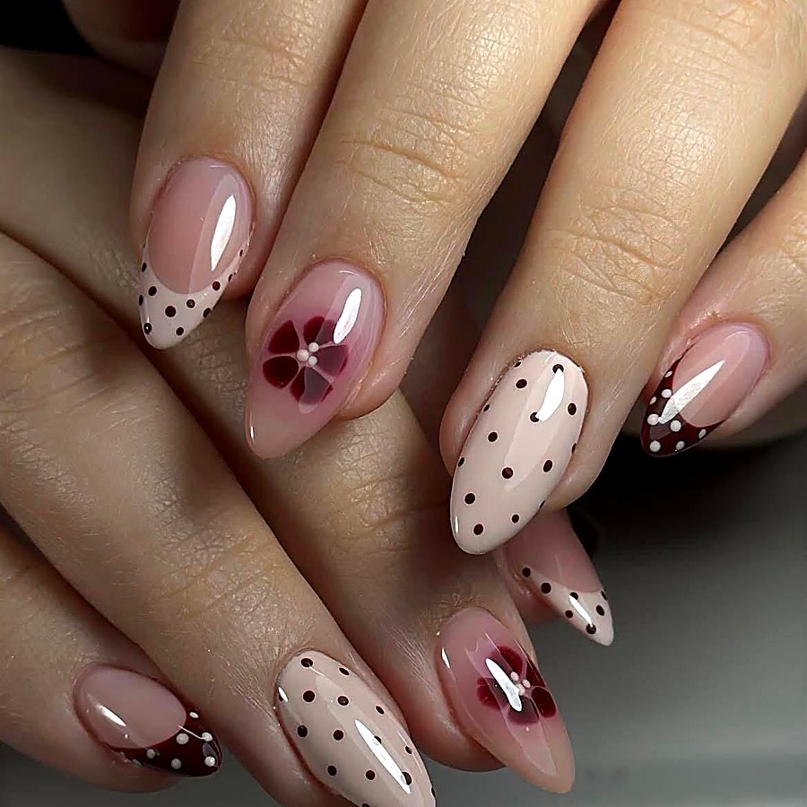 Manicura nude con lunares y flores en granate